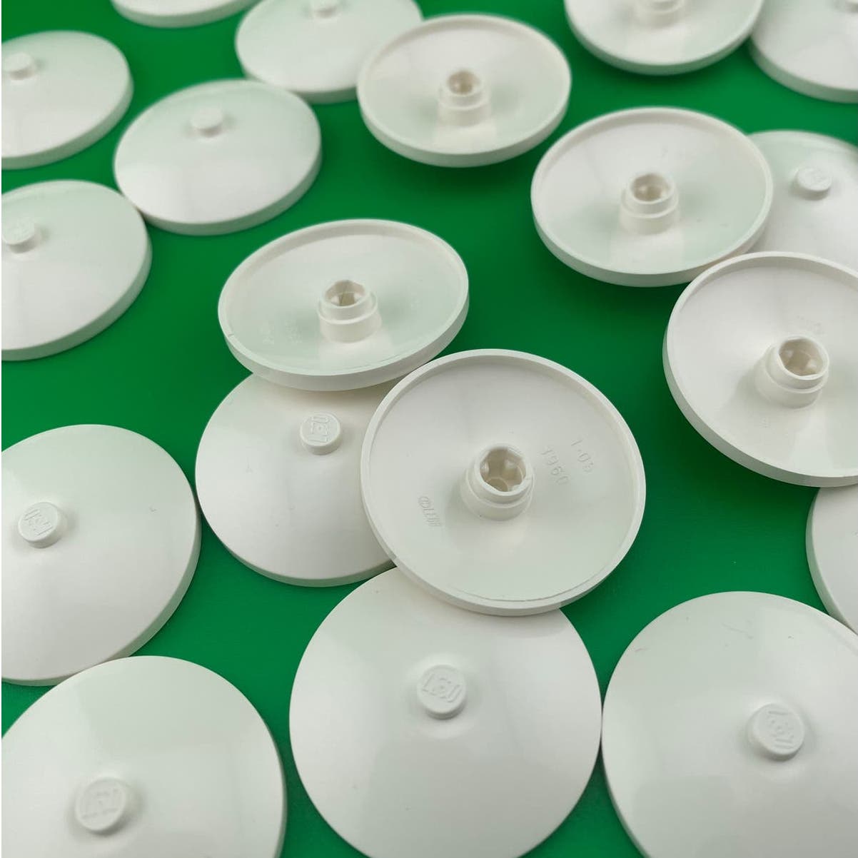 100 Pcs Lego Round White Specialty Plate 2x2  1.25" Dia x .25 High  A490
